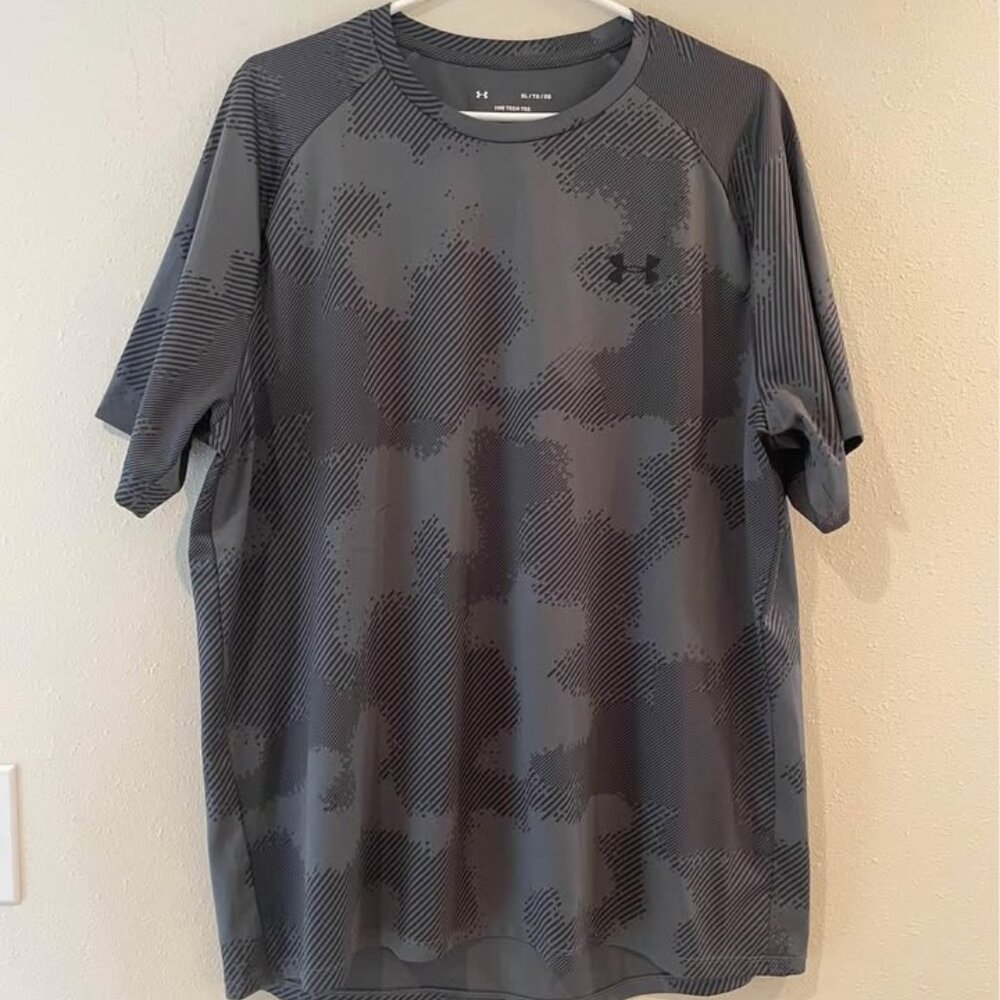 Under Armour Sz XL Men’s Gray and Black Tech Tee Shirt